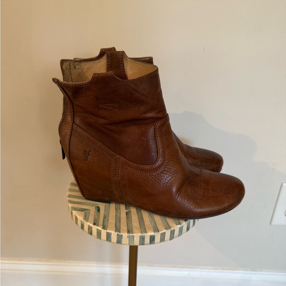 Frye Carson Tan Leather Hidden Wedge Ankle Booties Brown - Picture 3 of 6